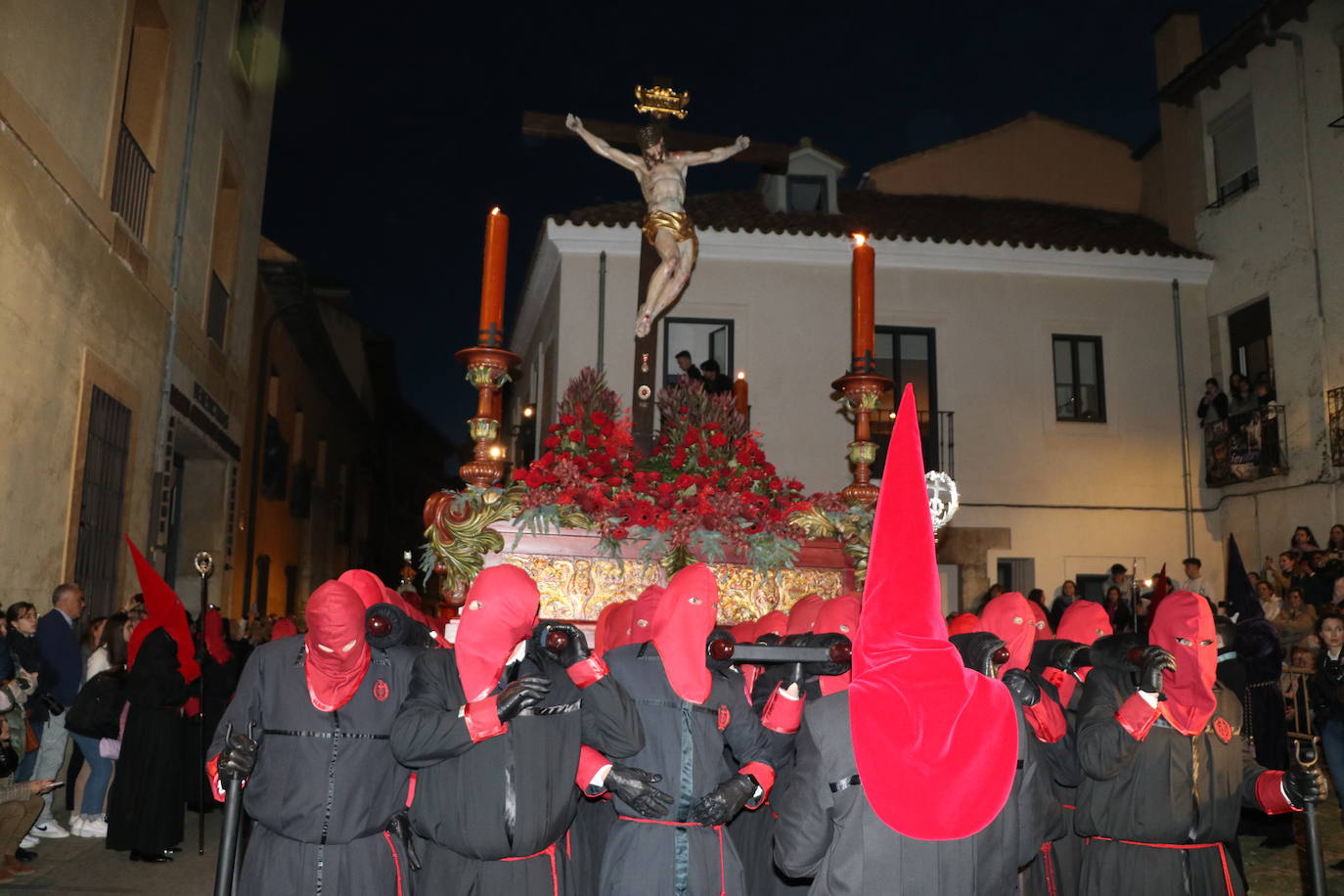 León se funde con la redención