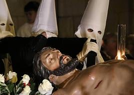 Pasto titular de la cofradía que sale sobre parihuela en Lunes Santo.