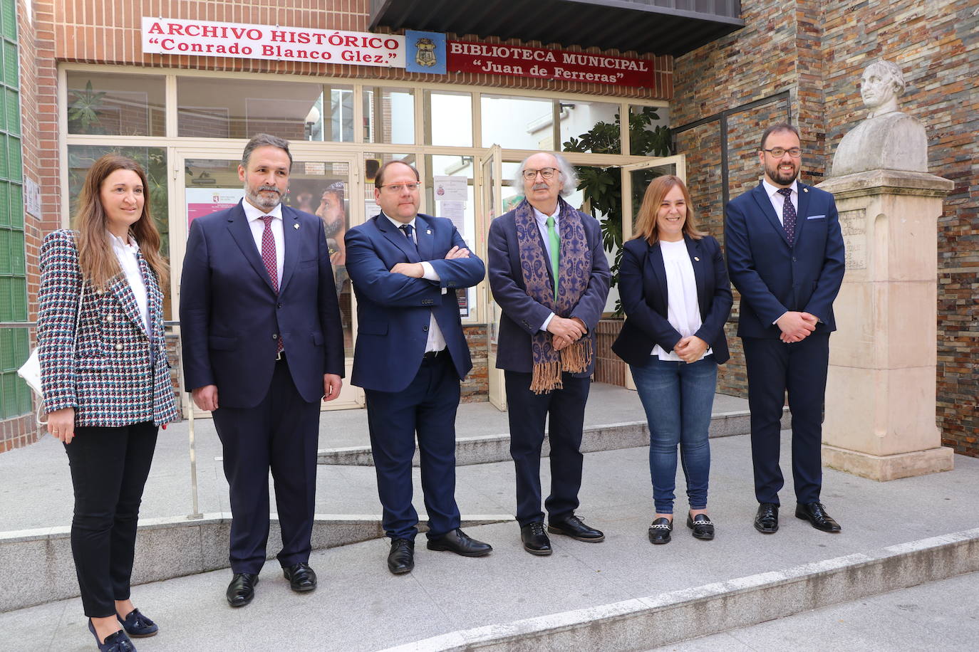 El presidente de la Junta participa en la apertura de la Casa de la Poesía-Fondo Cultural Antonio Colinas de La Bañeza