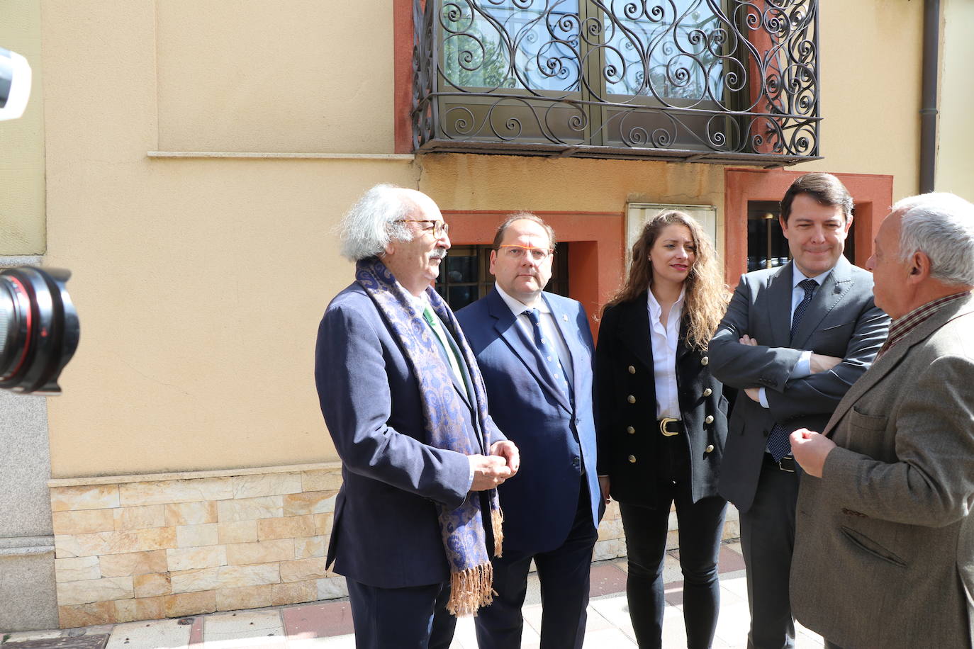 El presidente de la Junta participa en la apertura de la Casa de la Poesía-Fondo Cultural Antonio Colinas de La Bañeza