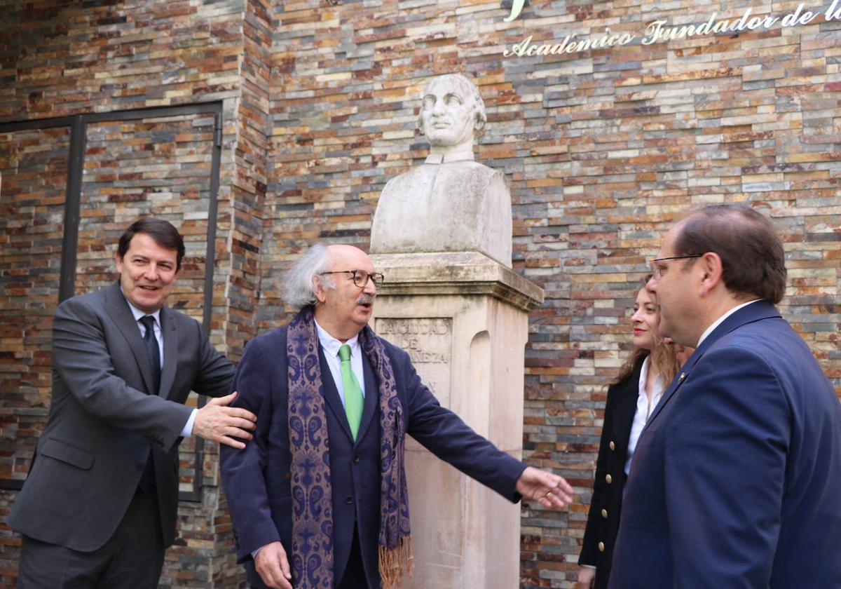 El presidente de la Junta, Alfonso Fernández Mañueco y el consejero de Cultura, Gonzalo Santonja, entre otras autoridades, participan en el acto de apertura de la Casa de la Poesía-Fondo Cultural Antonio Colinas de La Bañeza