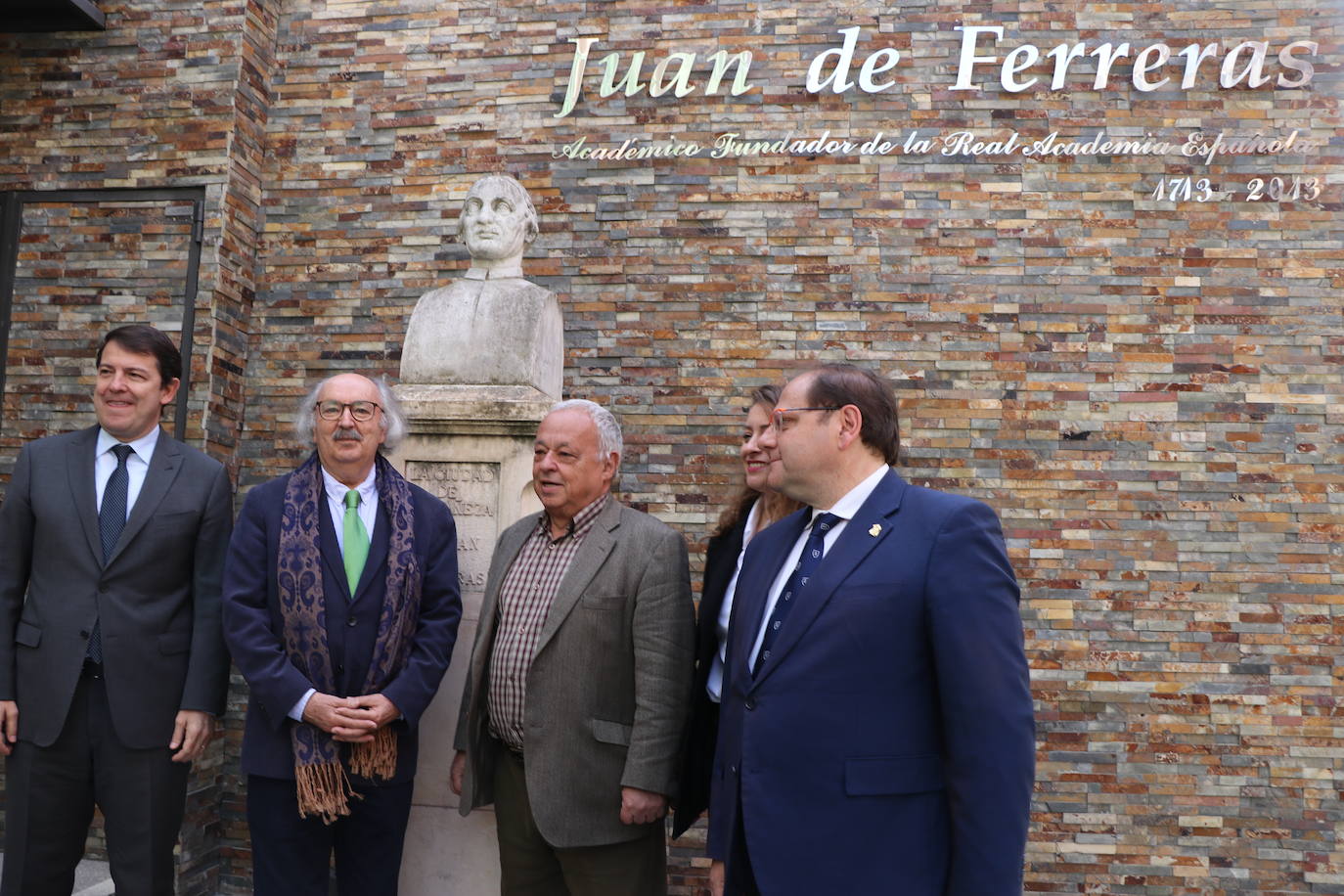 El presidente de la Junta participa en la apertura de la Casa de la Poesía-Fondo Cultural Antonio Colinas de La Bañeza