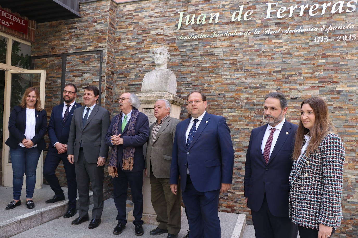 El presidente de la Junta participa en la apertura de la Casa de la Poesía-Fondo Cultural Antonio Colinas de La Bañeza