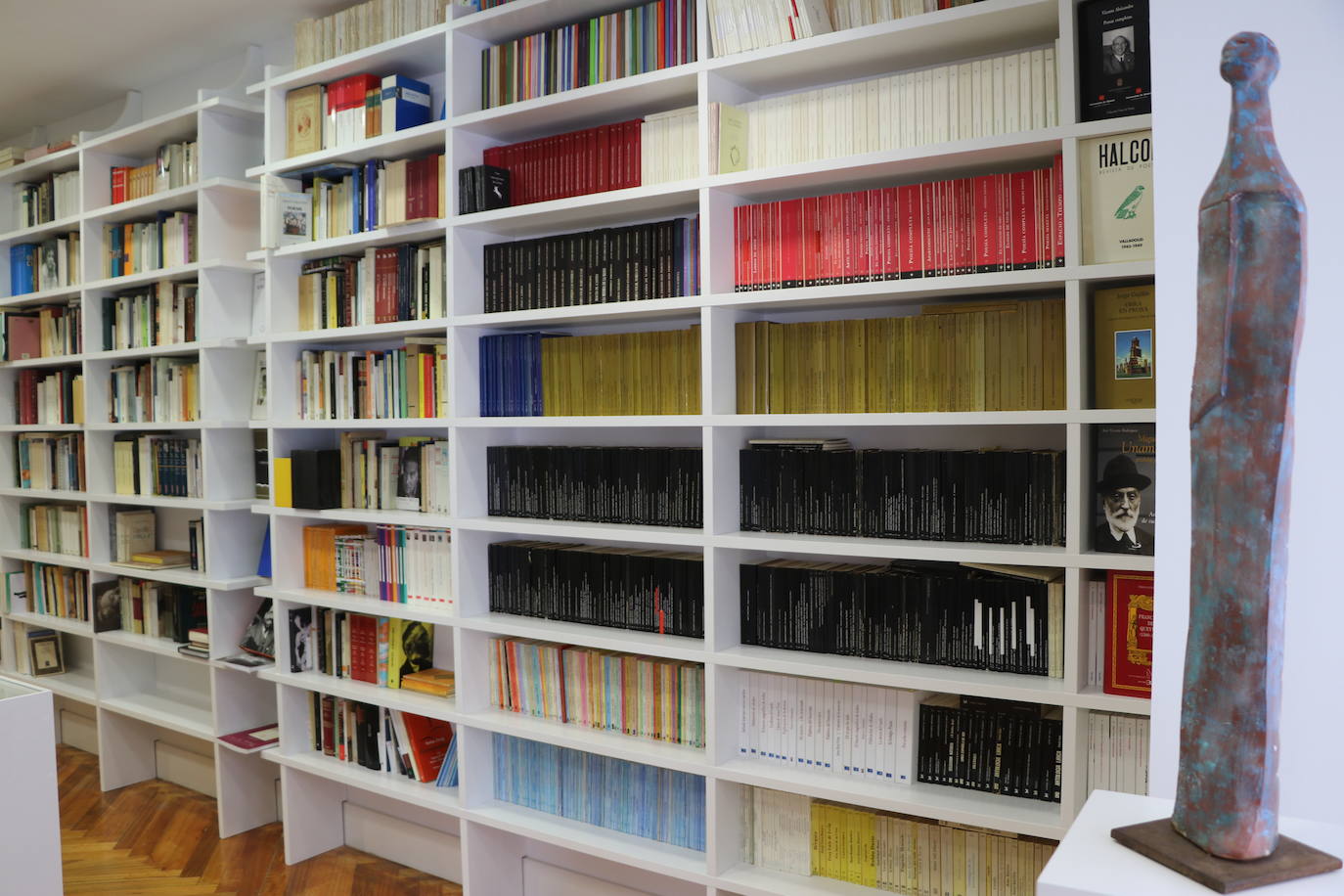 El presidente de la Junta participa en la apertura de la Casa de la Poesía-Fondo Cultural Antonio Colinas de La Bañeza