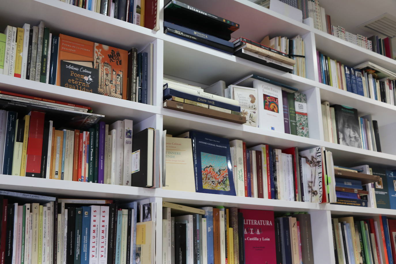 El presidente de la Junta participa en la apertura de la Casa de la Poesía-Fondo Cultural Antonio Colinas de La Bañeza