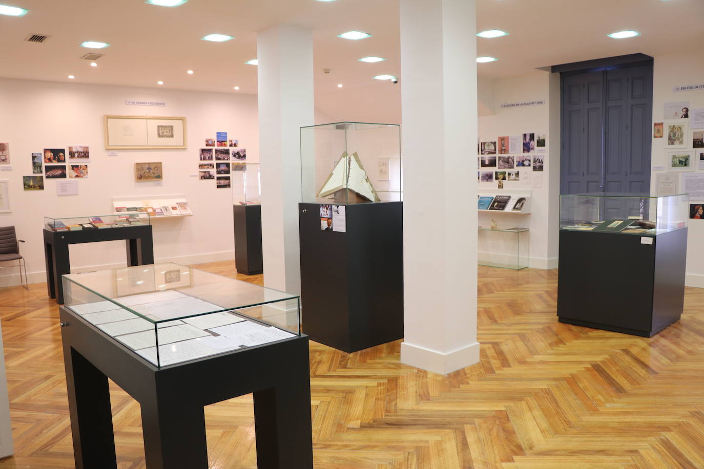 El presidente de la Junta participa en la apertura de la Casa de la Poesía-Fondo Cultural Antonio Colinas de La Bañeza