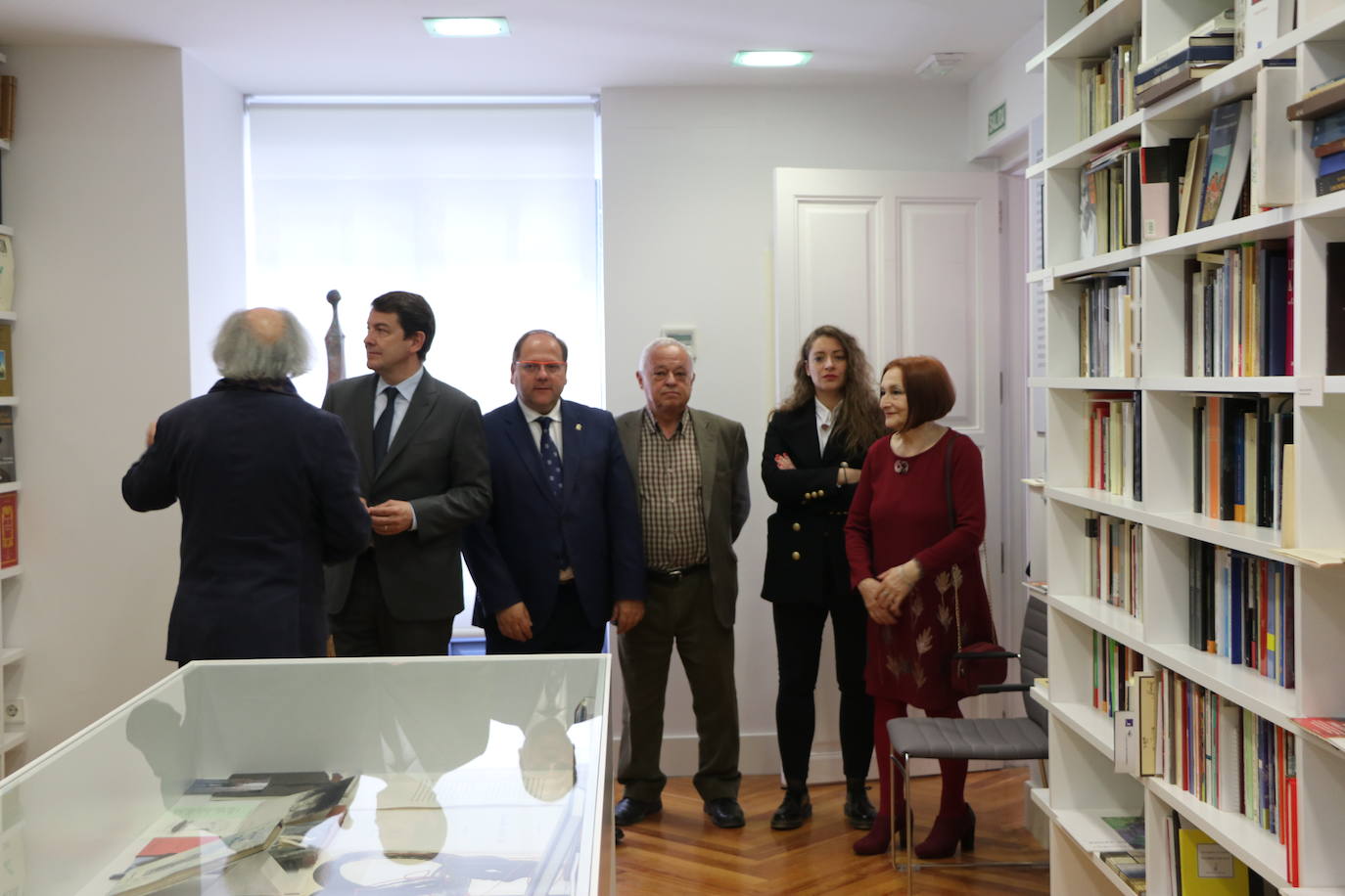 El presidente de la Junta participa en la apertura de la Casa de la Poesía-Fondo Cultural Antonio Colinas de La Bañeza