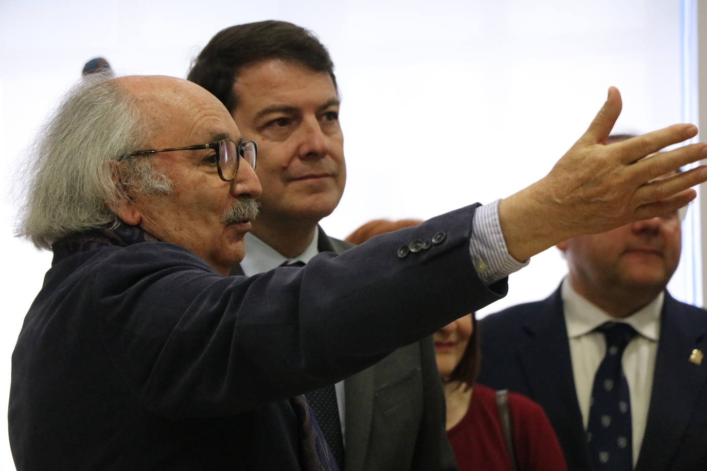 El presidente de la Junta participa en la apertura de la Casa de la Poesía-Fondo Cultural Antonio Colinas de La Bañeza