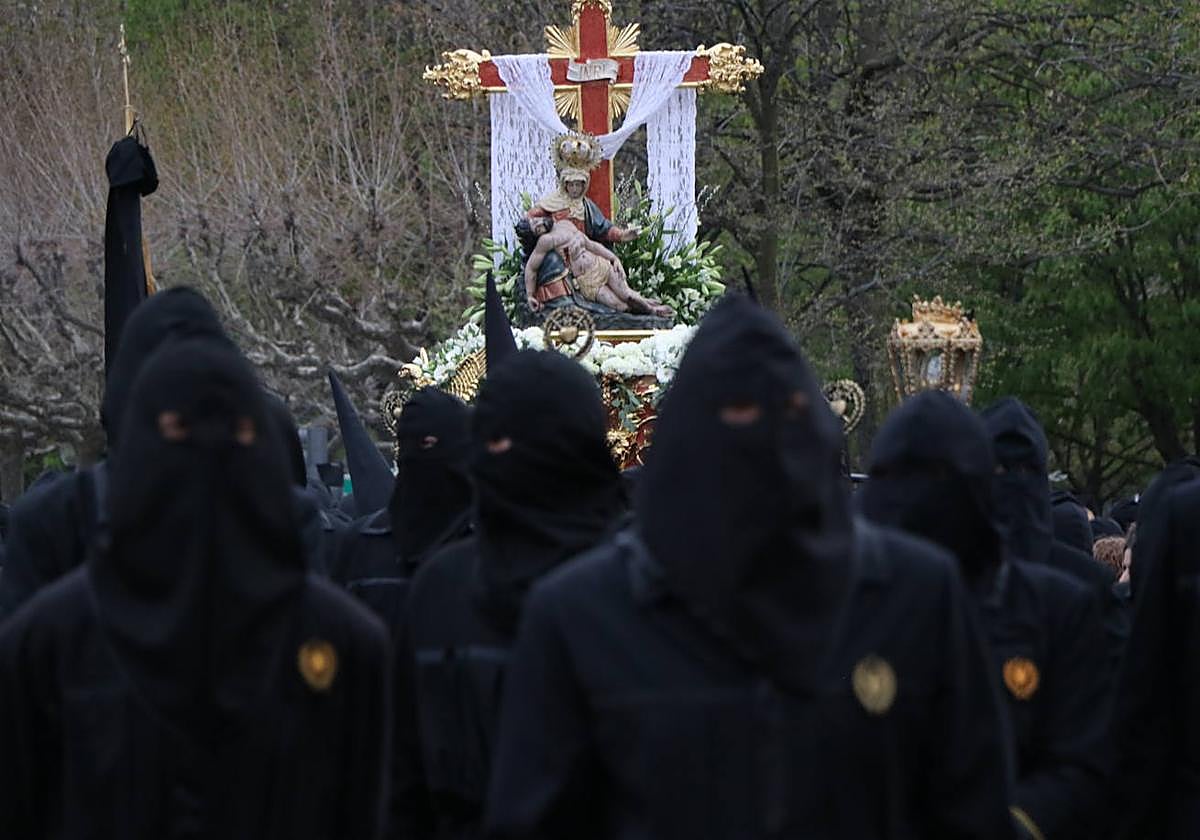La Virgen de las Angustias caminó por León rodeado de una masiva participación de papones de filas con capillo y túnica negra.