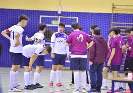 El entrenador David Gutiérrez 'Guti' da instrucciones a sus jugadores durante un momento del partido.