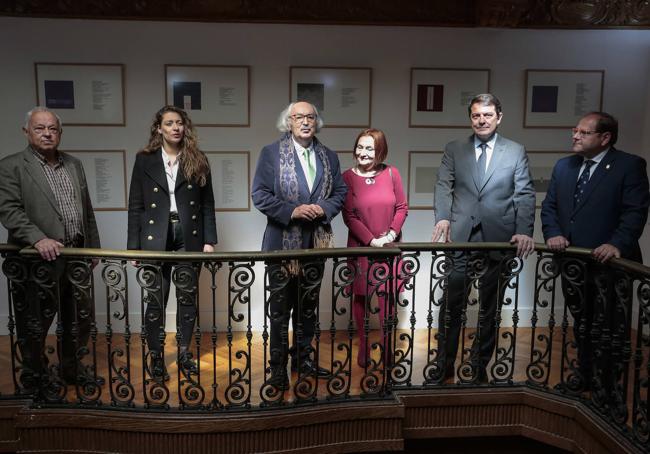 El presidente de la Junta, Alfonso Fernández Mañueco y el consejero de Cultura, Gonzalo Santonja, entre otras autoridades, participan en el acto de apertura de la Casa de la Poesía-Fondo Cultural Antonio Colinas de La Bañeza,