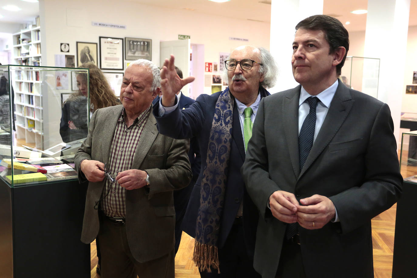 El presidente de la Junta participa en la apertura de la Casa de la Poesía-Fondo Cultural Antonio Colinas de La Bañeza