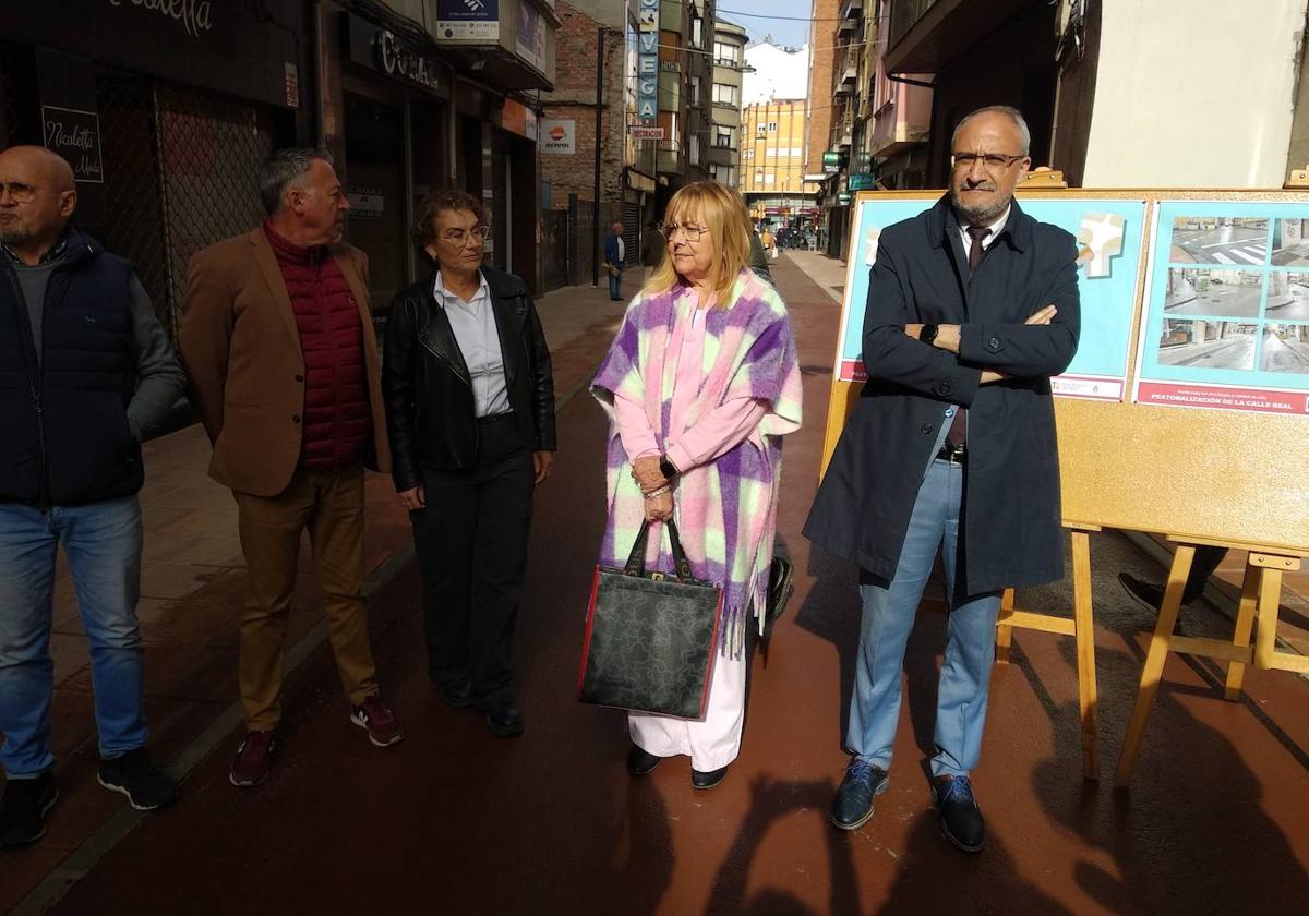 El alcalde y la edil de Infraestructuras inauguraron la peatonalización de la calle Real.