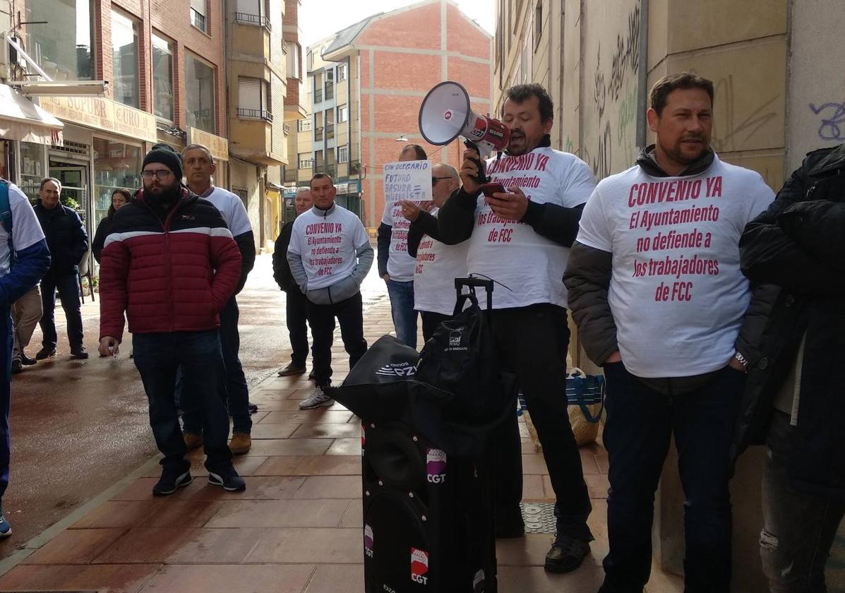 Protesta de los trabajadores de FCC en Ponferrada en la inaguración de la peatonalización de la calle Real.