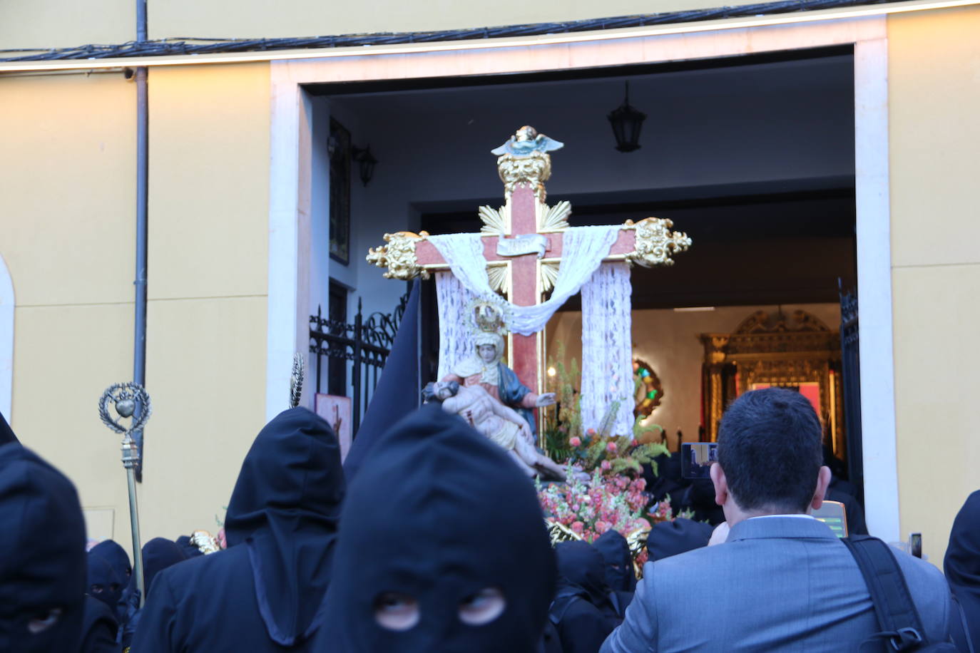 León, mira el dolor de la Madre