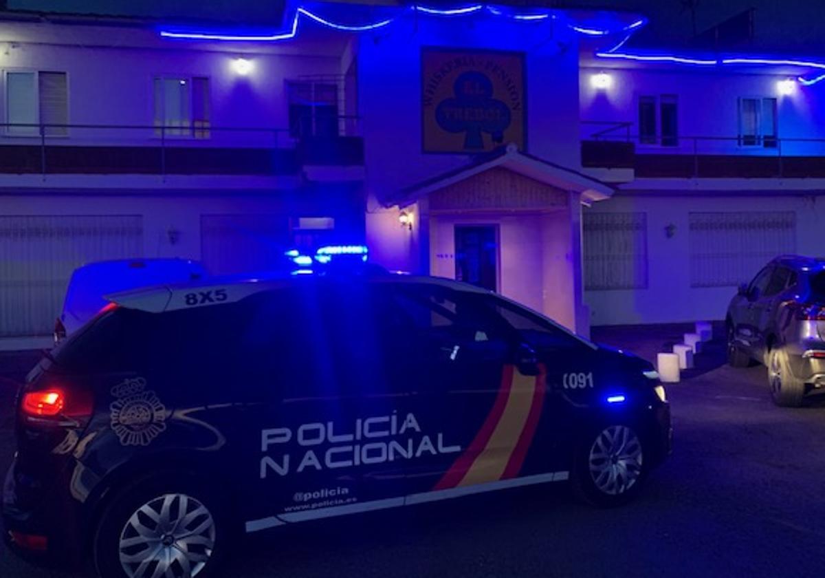 La Policía Nacional en el club donde fue detenido su administrador.