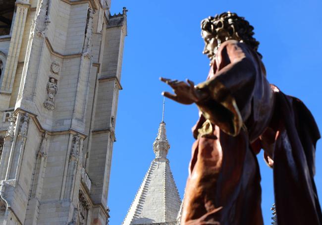 El Cristo del Gran Poder pasa junto a la Catedral de León.