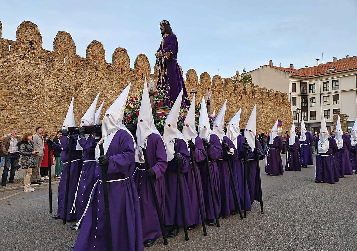 El silencio ha sido palpable esta tarde leonesa donde solo el tambor marcaba el ritmo de unos cofrades que rezaban el Credo de los Apóstoles mientras golpeaban con sus horquetas el suelo.
