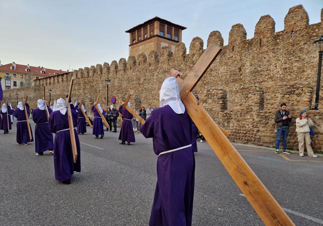 Vestidos de blanco y morado, manteniendo su esencia de religiosidad, los hermanos cofrades han puesto en las calles de León esta procesión intimista.