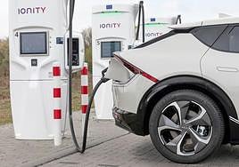 Imagen de una electrolinera. León precisará de medio centenar en el corto plazo, un centenar si entra en escena el tramo de la red provincial.