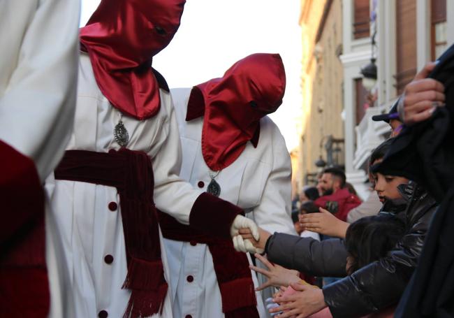 Los papones saludan a los leoneses que asisten a ver la prodeción.