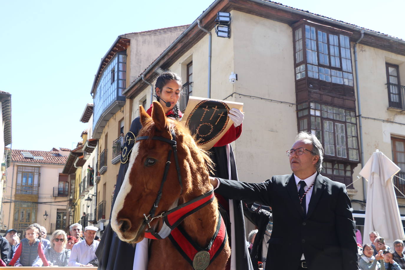 León escucha el pregón de las Siete Palabras