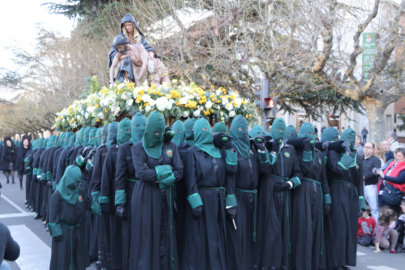 Procesión de María al Pie de la Cruz