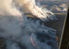 Imagen del incendio forestal en Fonte da Cova, en la provincia de León.