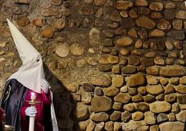 El Cristo de la Agonía marca el camino junto a la muralla. El Miércoles Santo se ha cerrado con el Vía Crucis Procesional alumbrado por los hermanos de la Cofradía de las Siete Palabras de Jesús en la Cruz.