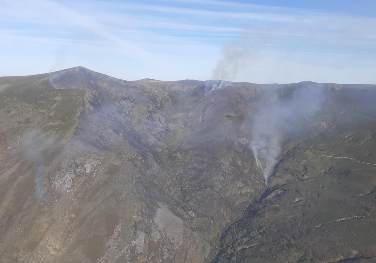 Imagen desde un helicóptero en el que se aprecian varios de los focos de este incendio.