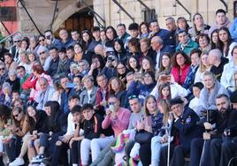 Imagen de las gradas de la Plaza Mayor para ver el acto de la Despedida del Cristo del Gran Poder.