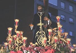 La salida de Nuestro Padre Jesús Nazareno congregó a miles de personas en Santa Nonia desde minutos antes de las siete de la mañana.