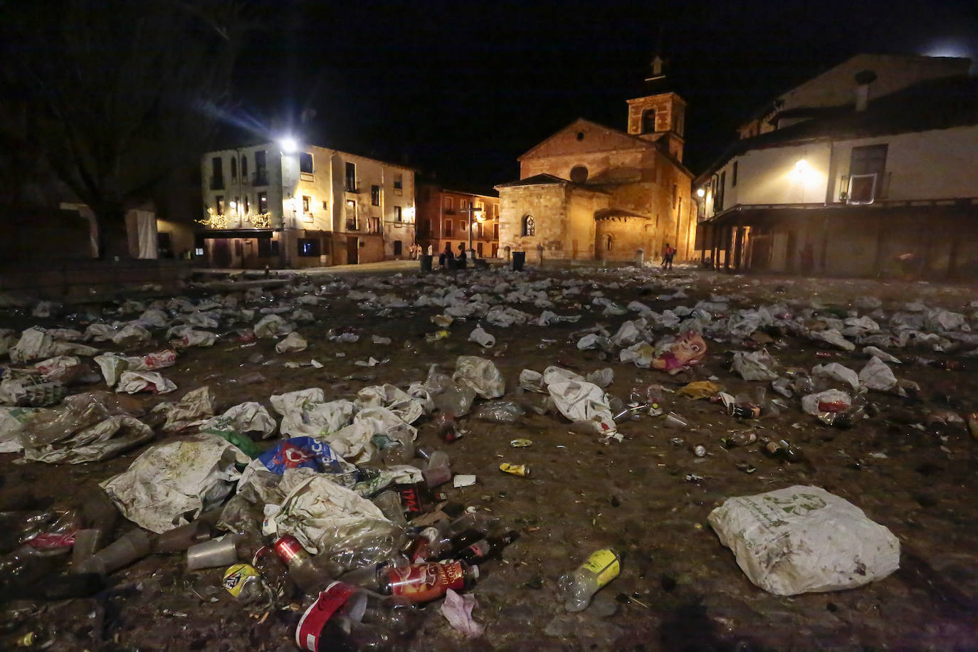 Restos del macrobotellón por la celebración de Genarín