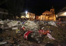 Restos del botellón de Genaro en la mañana de Viernes Santo.