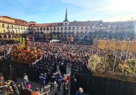 Los braceros de los pasos de San Juan y la Madre Dolorosa se unen durante el acto del Encuentro con el resto de imágenes en la Plaza Mayor.