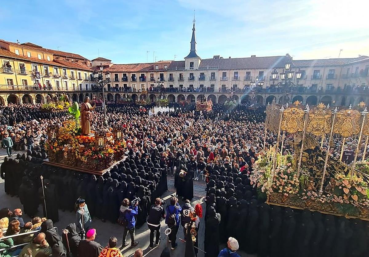 Los braceros de los pasos de San Juan y la Madre Dolorosa se unen durante el acto del Encuentro con el resto de imágenes en la Plaza Mayor.
