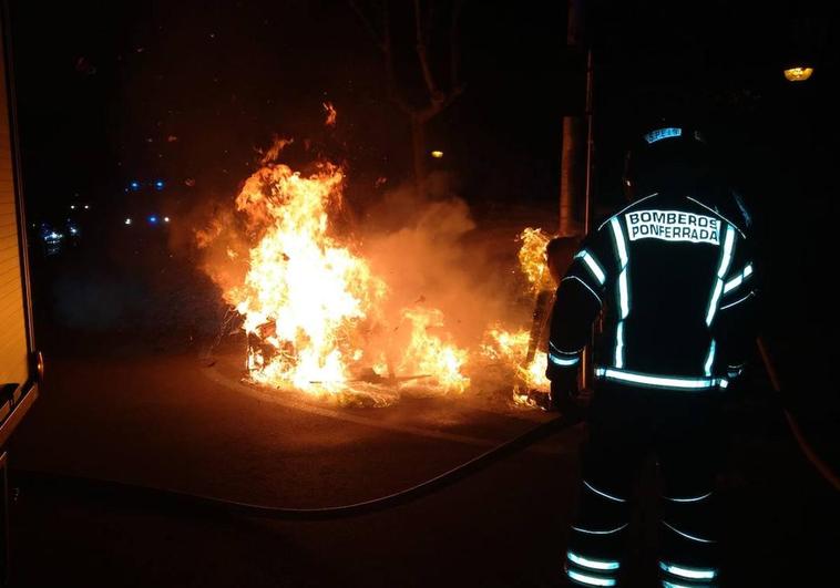 Los bomberos acuden al lugar del incendio tras la llamada.