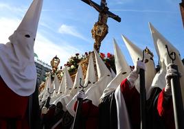 El Cristo de los Balderas, titular de la cofradía, durante la procesión de este Viernes Santos.