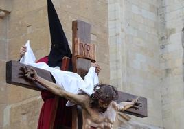 Acto de 'El desenclavo' en la Puerta del Perdón de San Isidoro