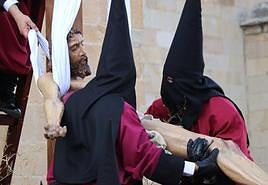 Descendimiento del Cristo del Desenclavo a las puertas de San Isidoro.