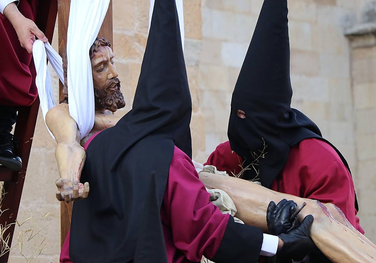 Descendimiento del Cristo del Desenclavo a las puertas de San Isidoro.