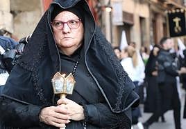 Una de las mujeres que participa en la procesión Camino de la Luz.