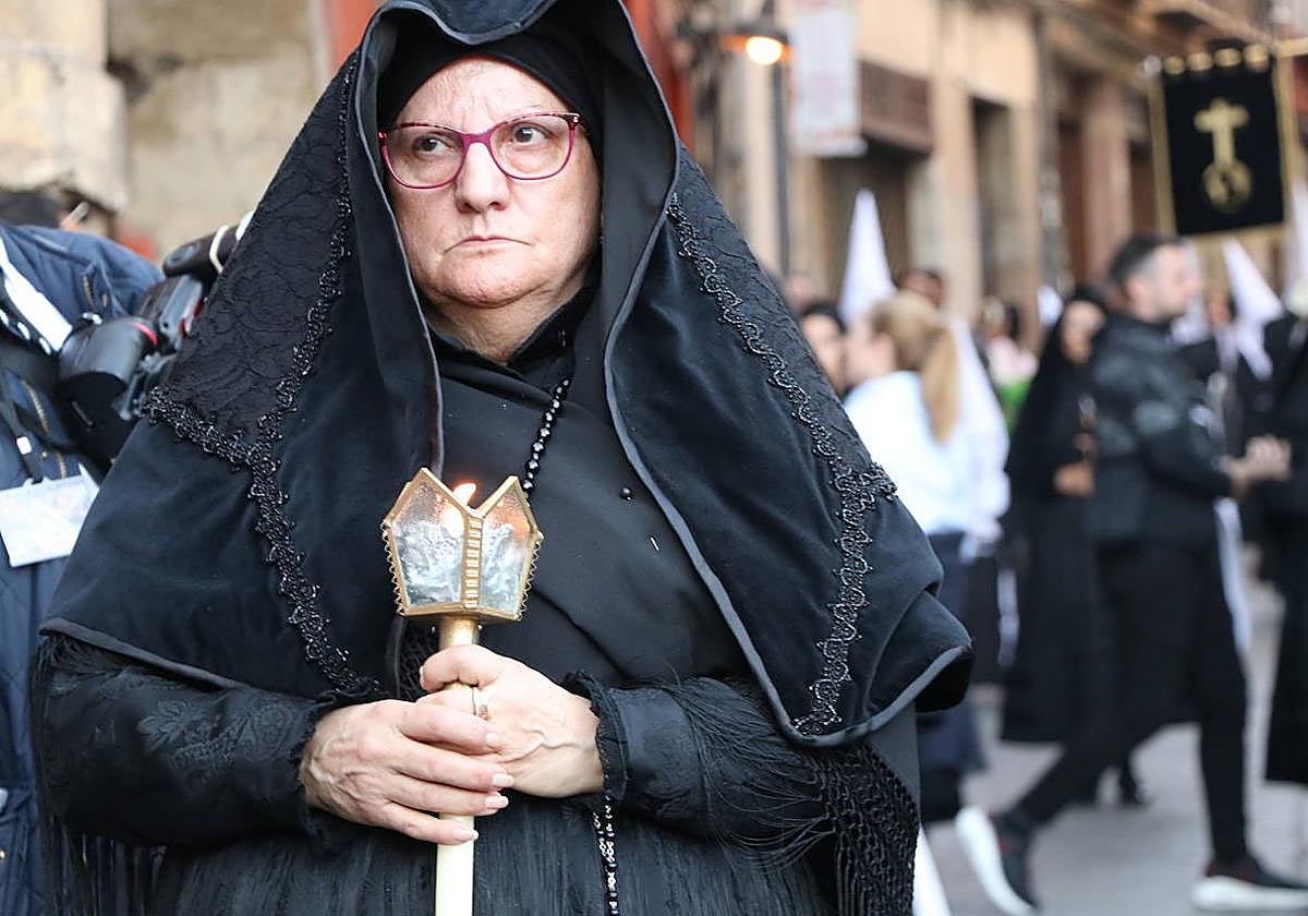Una de las mujeres que participa en la procesión Camino de la Luz.