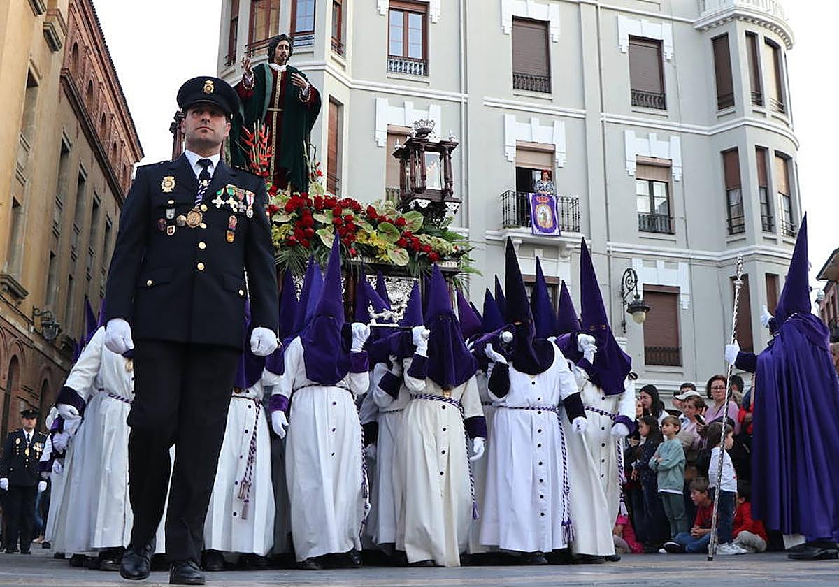 El paso de San Juan en la procesión de la Soledad en este Sábado Santo.