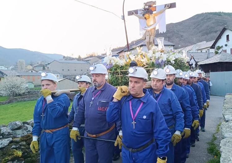 Procesión de 'El Cristo de los Mineros' en Caboalles