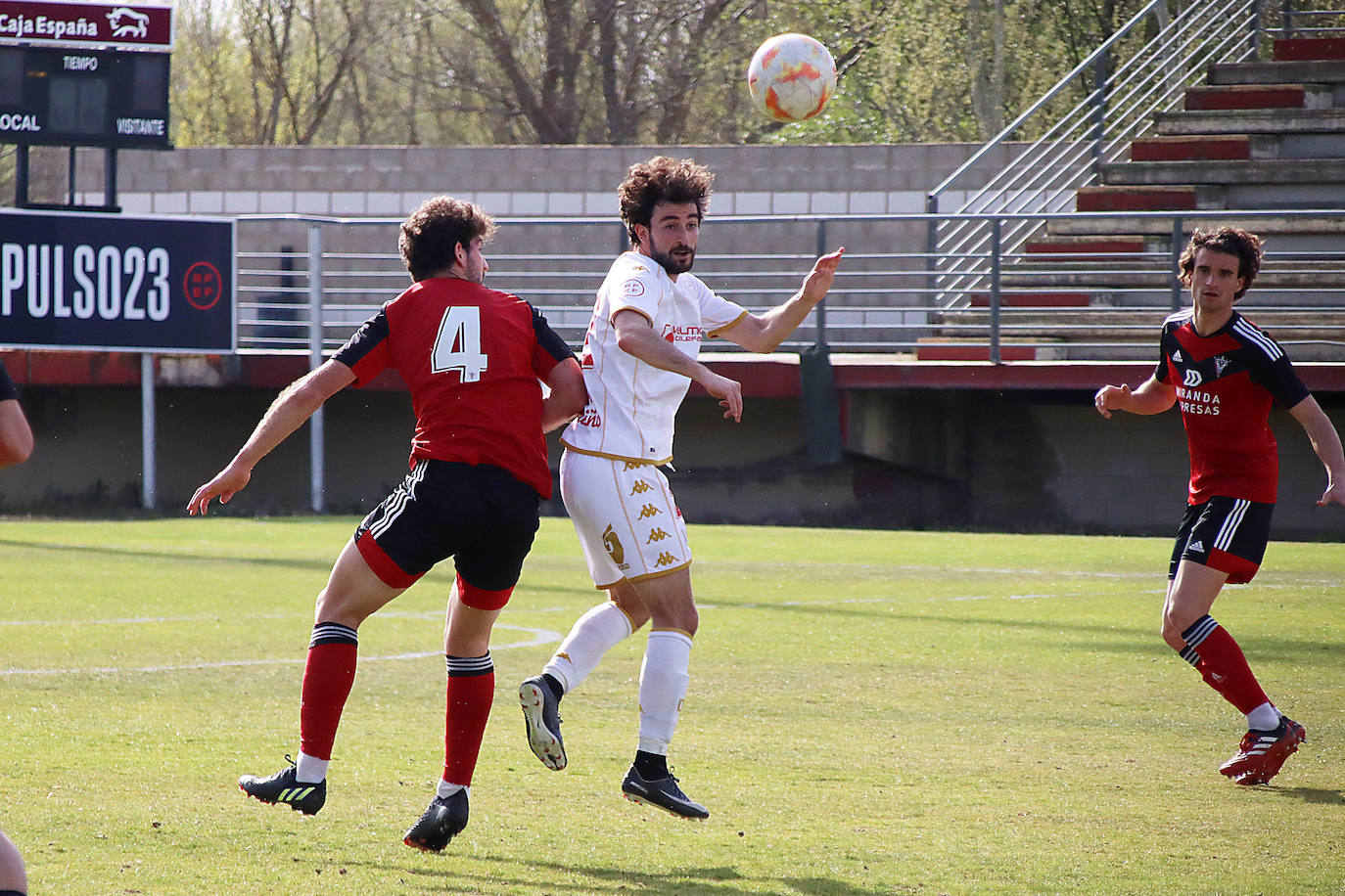 Júpiter-Mirandés B en el Área Deportiva de Puente Castro