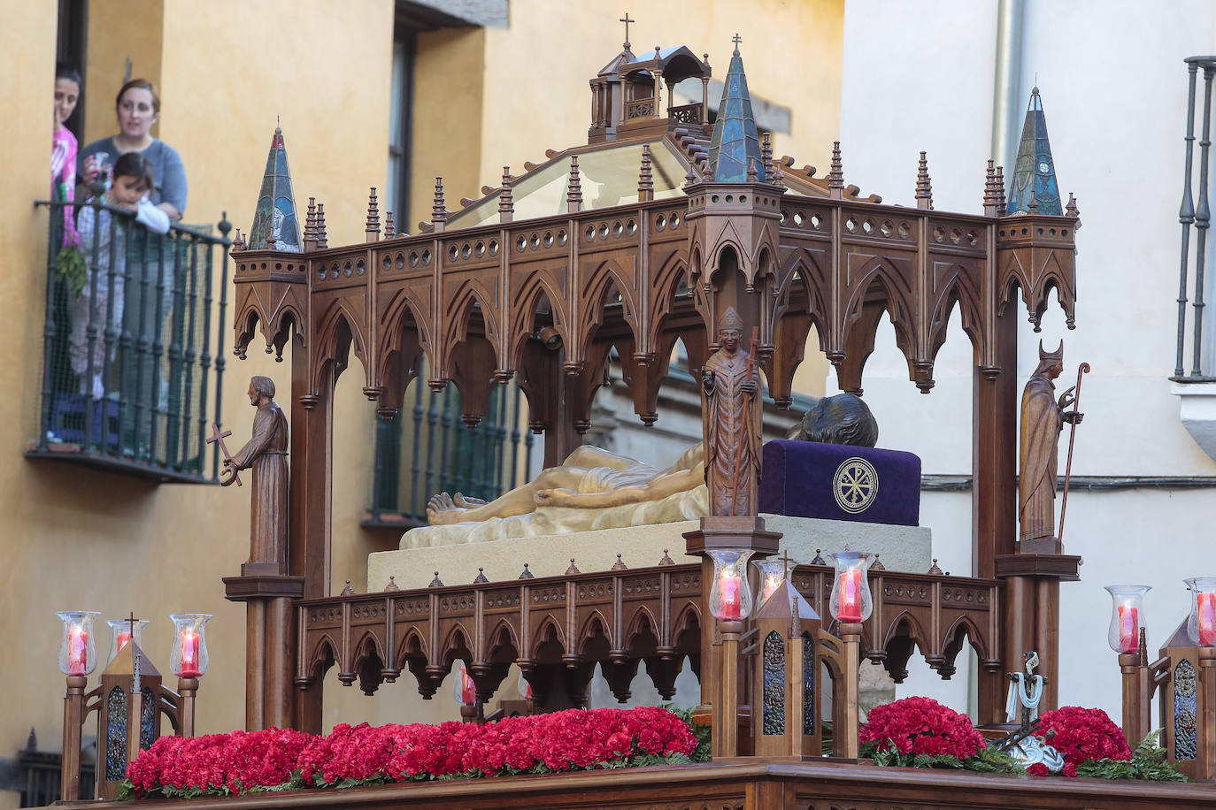 Procesión del Santo Entierro de León bajo la mirada de Campillo