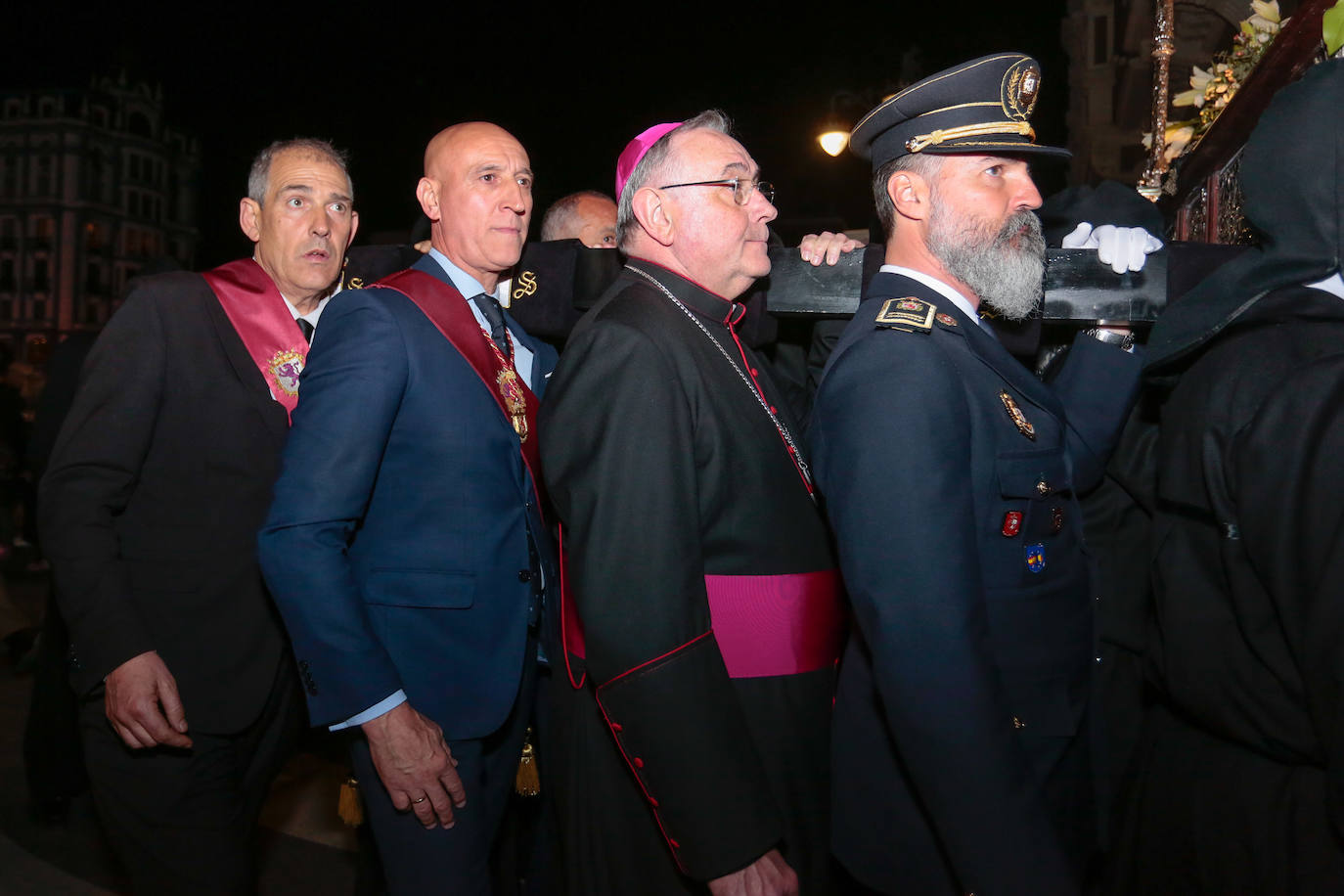 Procesión del Santo Entierro de León bajo la mirada de Campillo