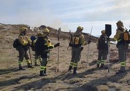 Brigadistas trabajando por segundo dia en la extinción del incendio en La Baña