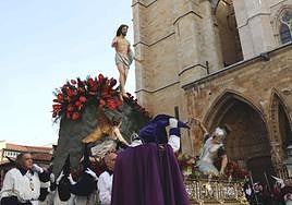 Los hermanos de Jesús Divino Obrero se retiran los capillos ante la imagen del resucitado.